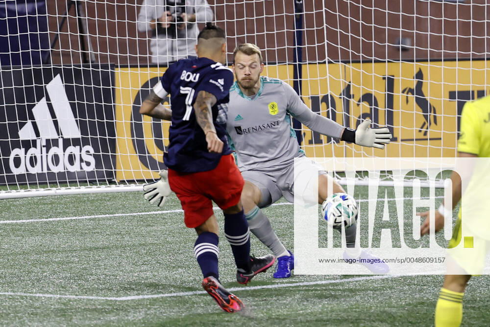 FOXBOROUGH, MA - OCTOBER 03: Nashville SC goalkeeper Joe Willis (1) makes a point blank save on New England Revolution forward Gustavo Bou (7) during a match between the New England Revolution and Nashville SC on October 3, 2020, at Gillette Stadium in Foxborough, Massachusetts. (Photo by Fred Kfoury III Icon Sportswire) SOCCER: OCT 03 MLS, Fussball Herren, USA - Nashville SC at New England Revolution Icon482201003014