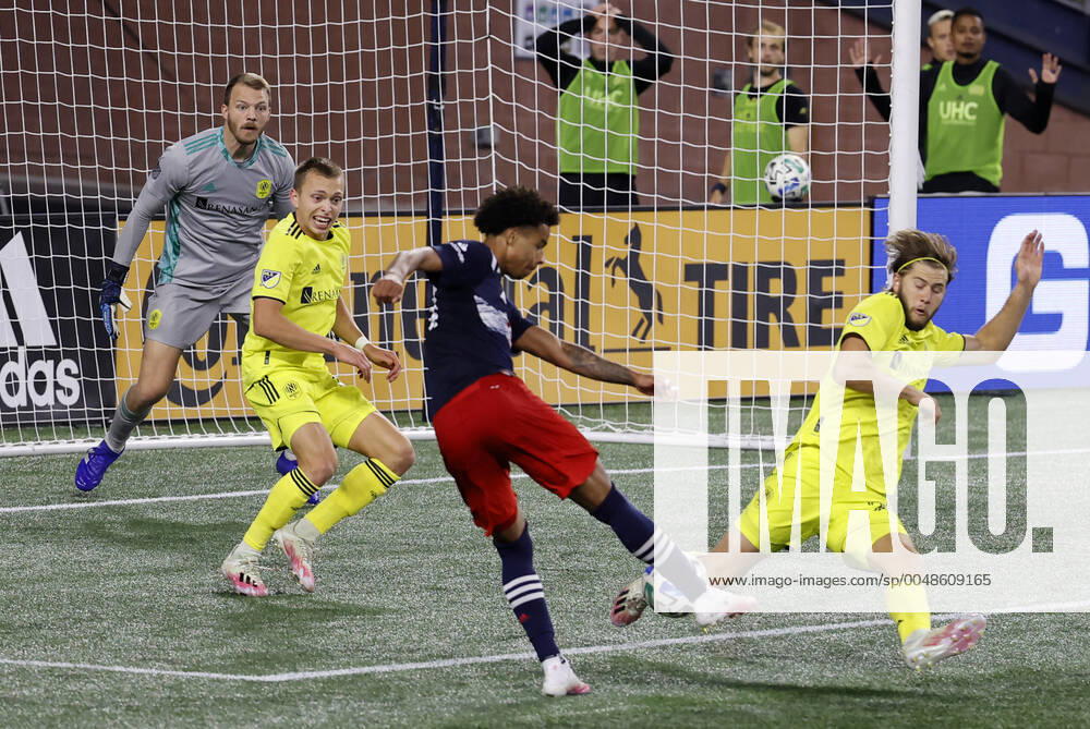 FOXBOROUGH, MA - OCTOBER 03: New England Revolution forward Tajon Buchanan (17) and Nashville SC defender Walker Zimmerman (25) play the ball during a match between the New England Revolution and Nashville SC on October 3, 2020, at Gillette Stadium in Foxborough, Massachusetts. (Photo by Fred Kfoury III Icon Sportswire) SOCCER: OCT 03 MLS, Fussball Herren, USA - Nashville SC at New England Revolution Icon482201003017