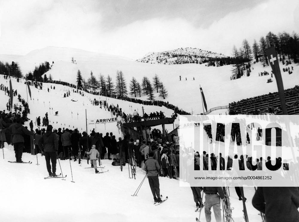 St. Moritz, Zuschauer an den Slalom Strecken der Olympischen Winterspiele 1948 . - ZUMAk09