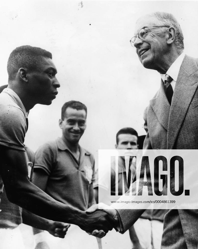 Fußball, WM 1958 in Stockholm, Finale Brasilien – Schweden 5 - 2 Pele (Brazil, L) and KING GUSTAF ADOLF (Sweden) - ZUMAk09 o0 Fußball Herren Nationalmannschaft Adel people Finale WM 1958 Schweden Stockholm