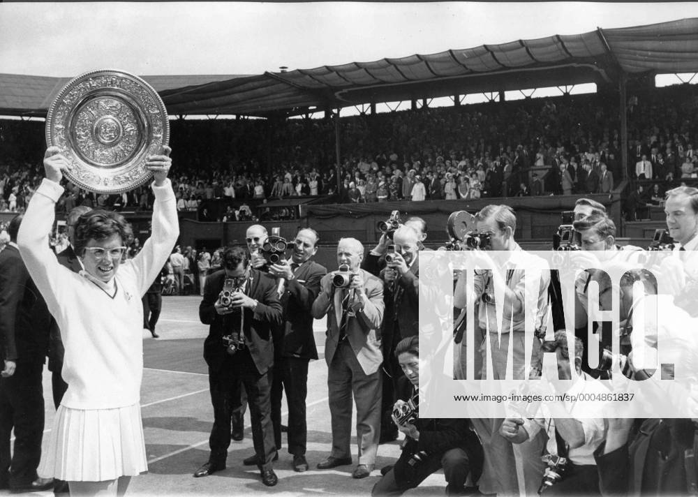 BILLIE JEAN KING - USA - ZUMAk09 o0 Aufnahmedatum geschätzt o0 Damen Tennis Objekte Trophäe o0 Sieg Wimbledon All England Championships