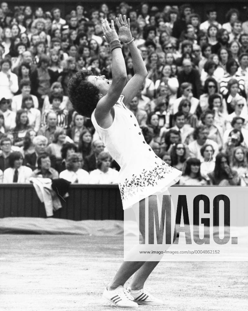 BILLIE JEAN KING (USA) wins in Wimbledon . - ZUMAk09 o0 Aufnahmedatum geschätzt o0 Tennis o0 Damen