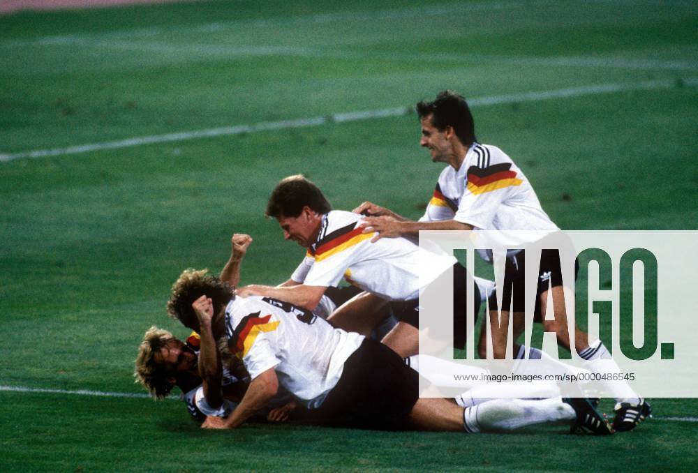 Torjubel Deutschland von unten: Torschütze Andreas Brehme, Rudi Völler, Stefan Reuter und Pierre Littbarski Fußball WM Herren Weltmeisterschaft 1990, Finale, Länderspiel, Stadio Olimpico, Vneg Gruppe Olympiastadion Rom Freude, Begeisterung