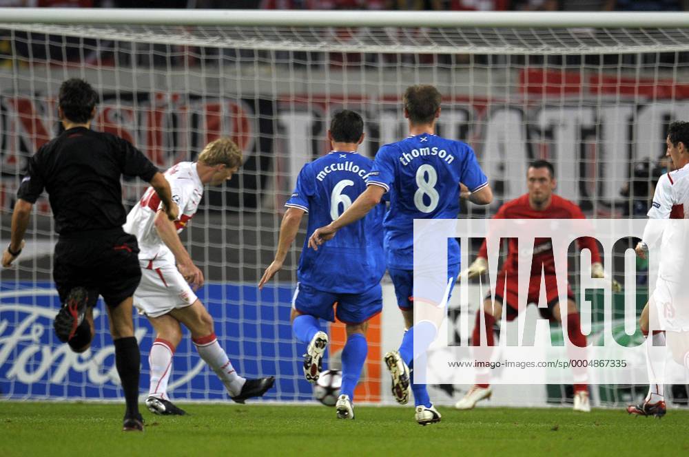 Stuttgart, Pavel Pogrebnyak (li, VFB Stuttgart) erzielt das Tor zum 1:0.
