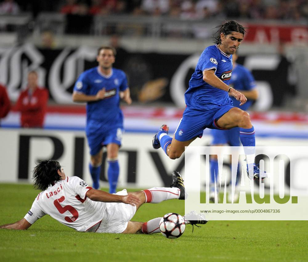 Stuttgart, Pedro Mendes (re, Glasgow Rangers) überspringt Serdar Tasci (VFB Stuttgart).