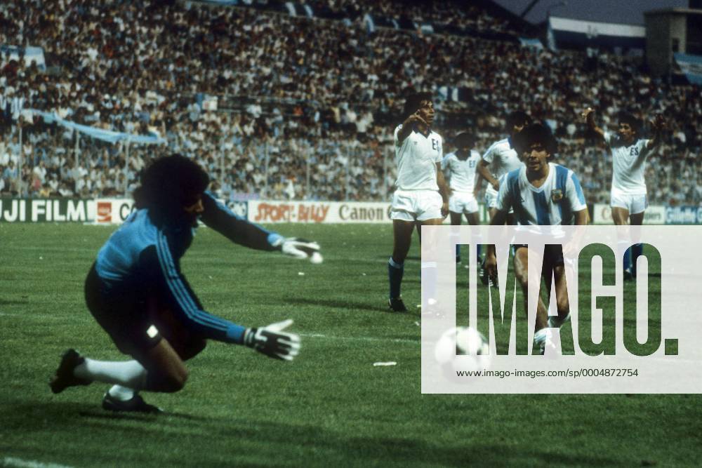 Diego Armando Maradona (Argentinien, re.) gegen Torwart Luis Mora (El Salvador) Fußball WM Herren WM 1982, Länderspiel, Nationalteam, Nationaltrikot, Argentinien - El Salvador 2:0 Gruppe Alicante Dynamik, Abwehr,