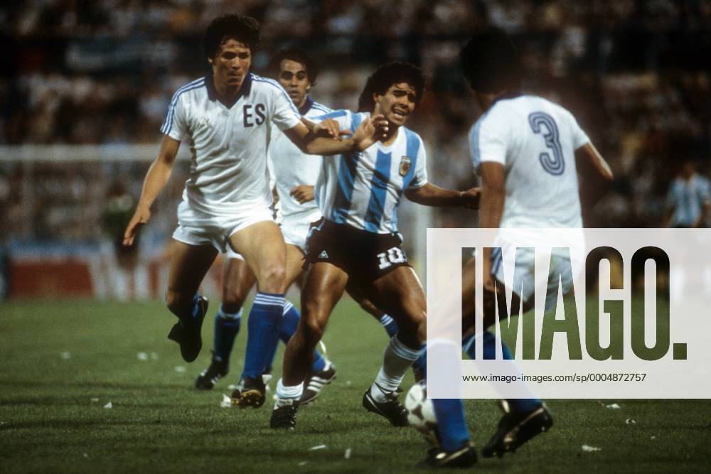 Diego Armando Maradona (Argentinien, Mitte) im Duell Fußball WM Herren WM 1982, Länderspiel, Nationalteam, Nationaltrikot, Argentinien - El Salvador 2:0 Gruppe Alicante Dynamik, Kampf,
