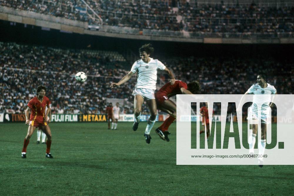 Laszlo Kiss (Ungarn, Mitte li.) im Duell Fußball WM Herren WM 1982, Länderspiel, Nationalteam, Nationaltrikot, Belgien - Ungarn 1:1 Gruppe Elche Dynamik, Kampf,