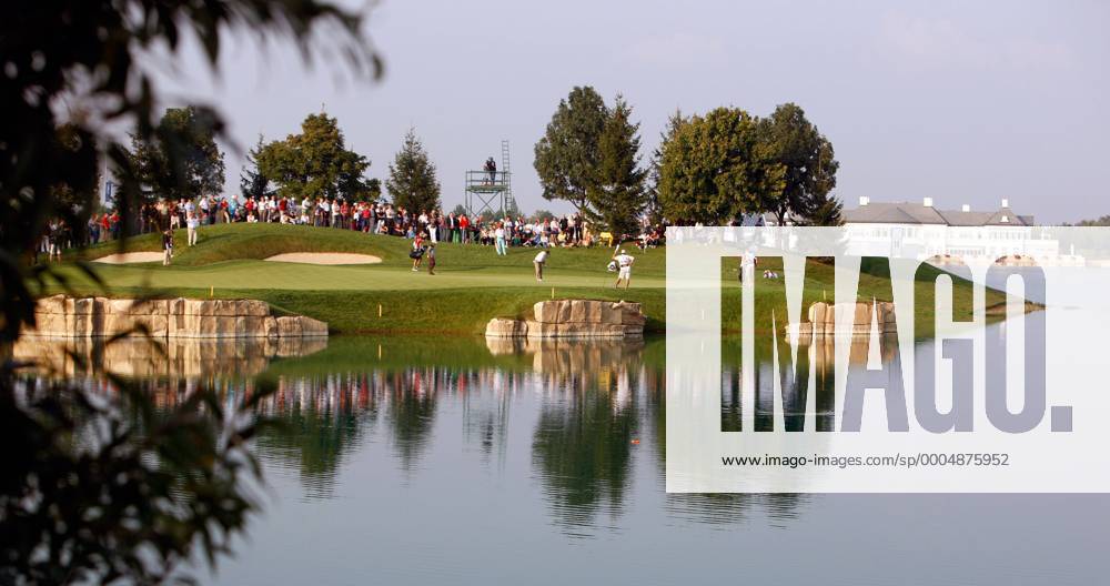 GOLF - PGA, Austrian GolfOpen 2009 -18090969118 - OBERWALTERSDORF,,18.SEP.09 -DIVERS, GOLF - PGA European Tour, Austrian GolfOpen 2009, GC Fontana. Bild zeigt eine Teich, Spieler und Zuschauer. o00 Anlage, Club