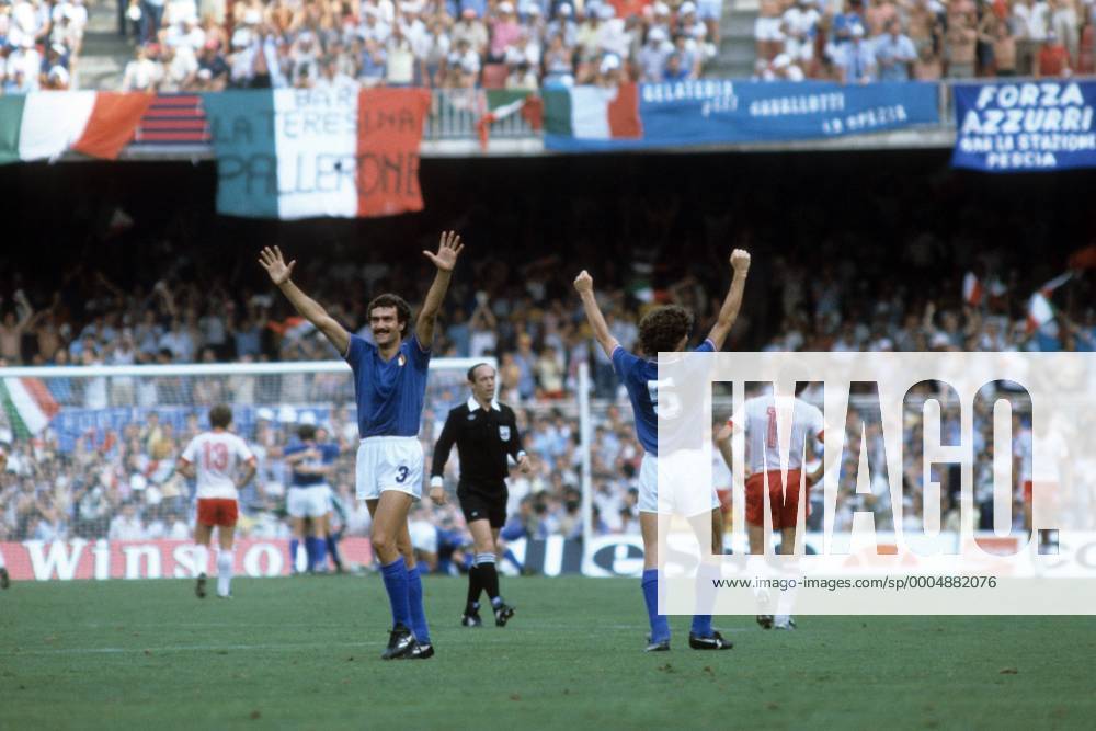 Giuseppe Bergomi (li.) und Fulvio Collovati (beide Italien) - Torjubel Fußball WM Herren WM 1982, Länderspiel, Nationalteam, Nationaltrikot, Polen - Italien 0:2 Totale Barcelona Freude, Begeisterung,