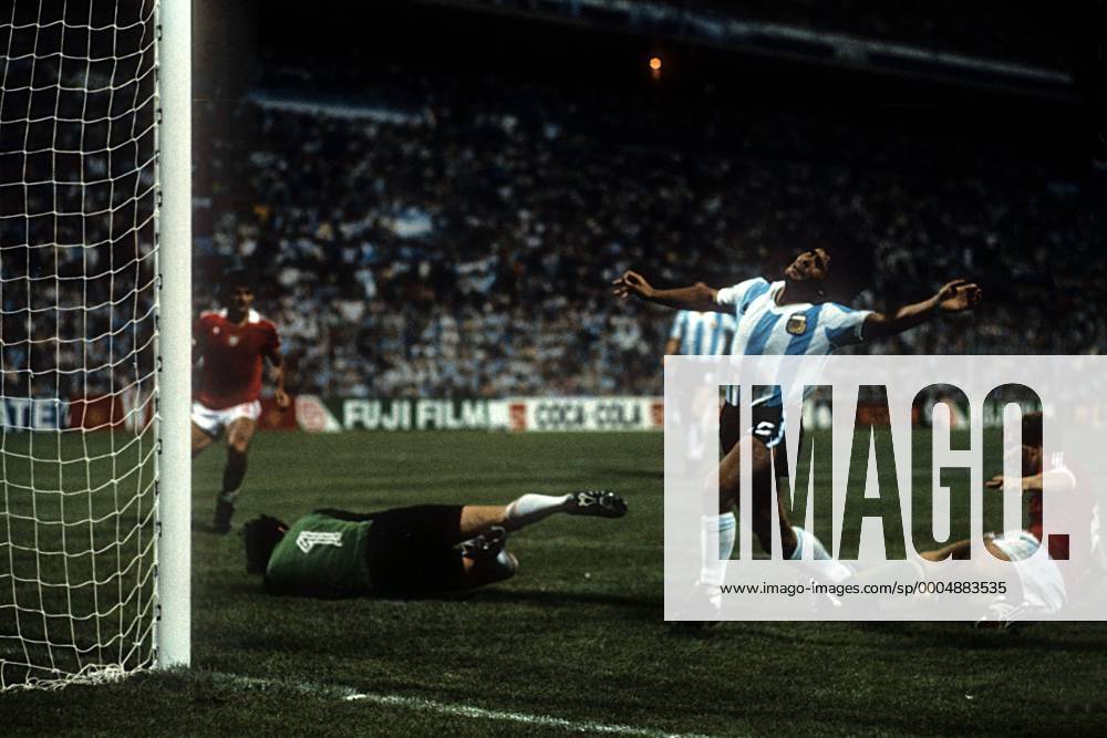 Diego Armando Maradona (Argentinien, Mitte) gegen Imre Garaba (re.) und Torwart Ferenc Meszaros (beide Ungarn) Fußball WM Herren WM 1982, Länderspiel, Nationalteam, Nationaltrikot, Argentinien - Ungarn 4:1 Gruppe Alicante Dynamik, Kampf,
