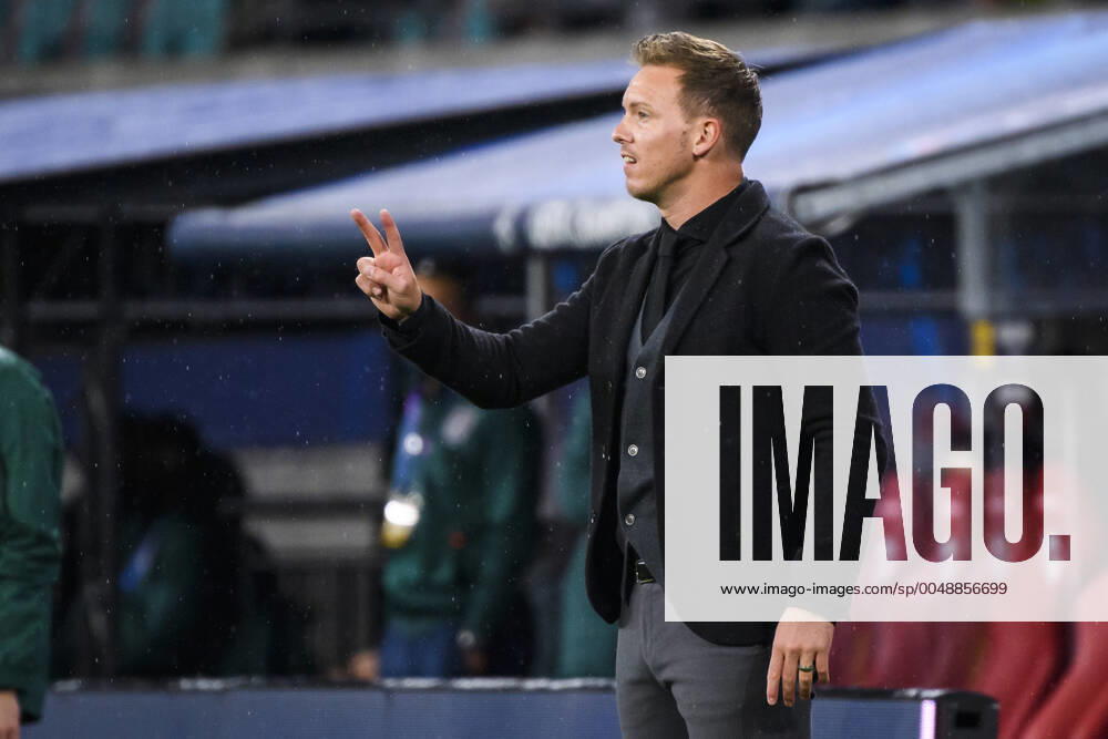 Football UEFA Champions League, RB Leipzig Basaksehir FK, v l Coach Julian Nagelsmann RB Leipzig gives instruction, gesticulates, gesticulate with the arms, gives instructions, gesticulate Leipzig