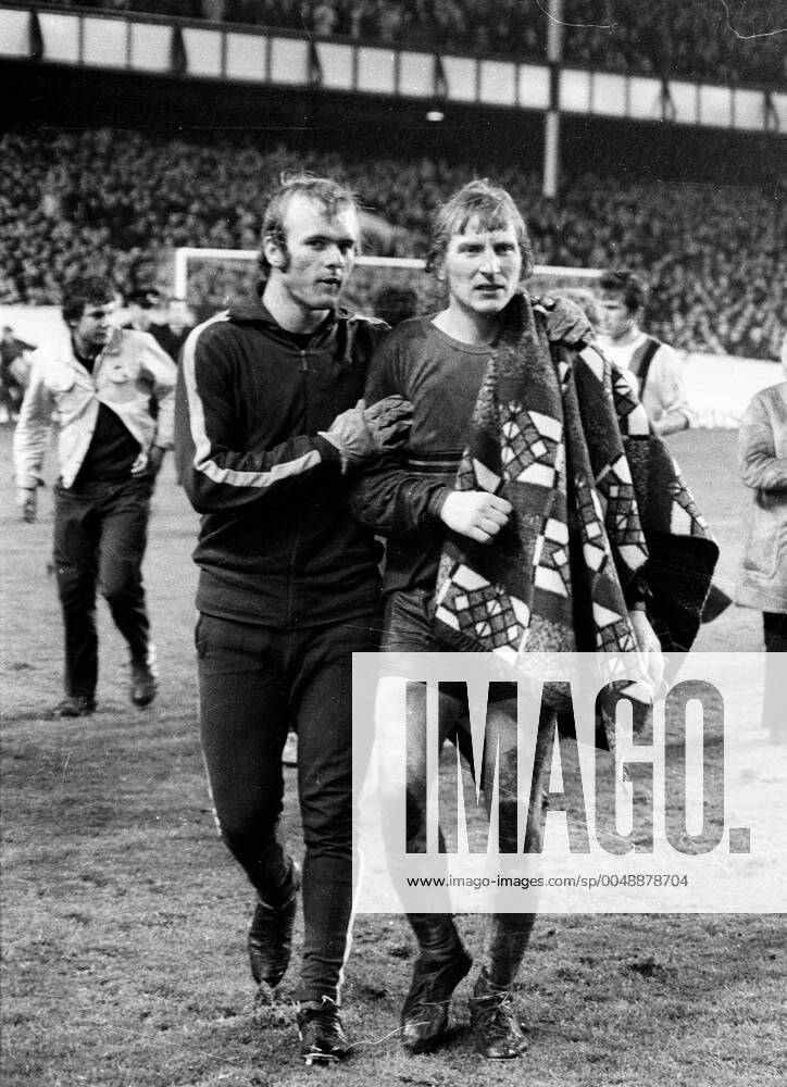 European Cup of the National Champions 1970 71 FC Everton Borussia Mönchengladbach 04 11 1970 5 4 n E Wolfgang Kleff is comforted by substitute goalkeeper Bernd Schrage Only for journalistic purposes Only for editorial use HM