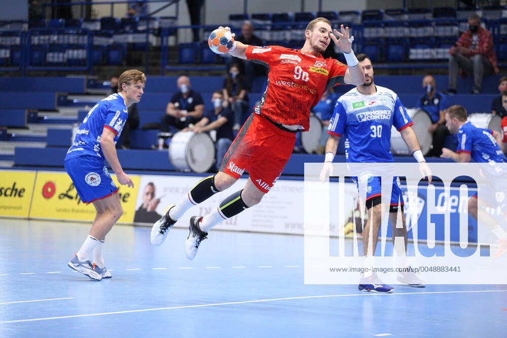 V l Jonathan Carlsbogard TBV Lemgo Lippe 9 , Tim Zechel TUSEM Essen 96 , Gedeon Guardiola TBV Lemgo Lippe 30 GER, Handball, 1 Bundesliga, TBV Lemgo Lippe against TUSEM Essen, 22 10 2020 Lemgo