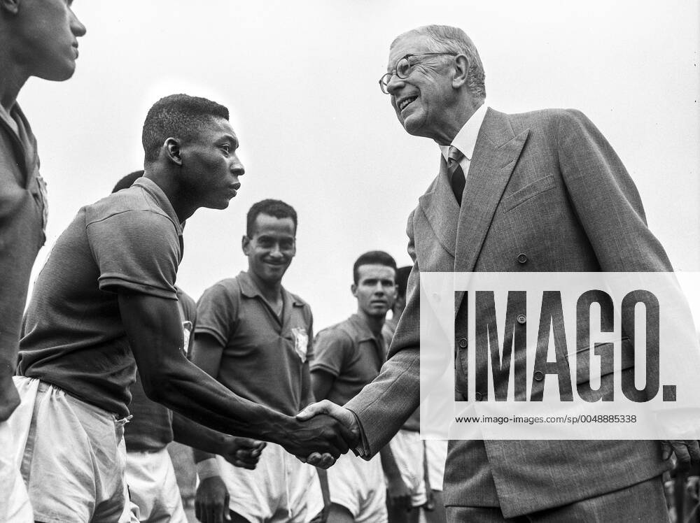 STOCKHOLM 1958 06 29 Pelà L of Brazil is greeted by Swedish King Gustaf VI Adolf before the FIFA World Cup final soccer match between Sweden and Brazil at Rasunda stadium in Stockholm, Sweden, on June 29, 1958 Brazil won 5 2 and became World Champions for the first time, Stockholm Sweden SOCCER