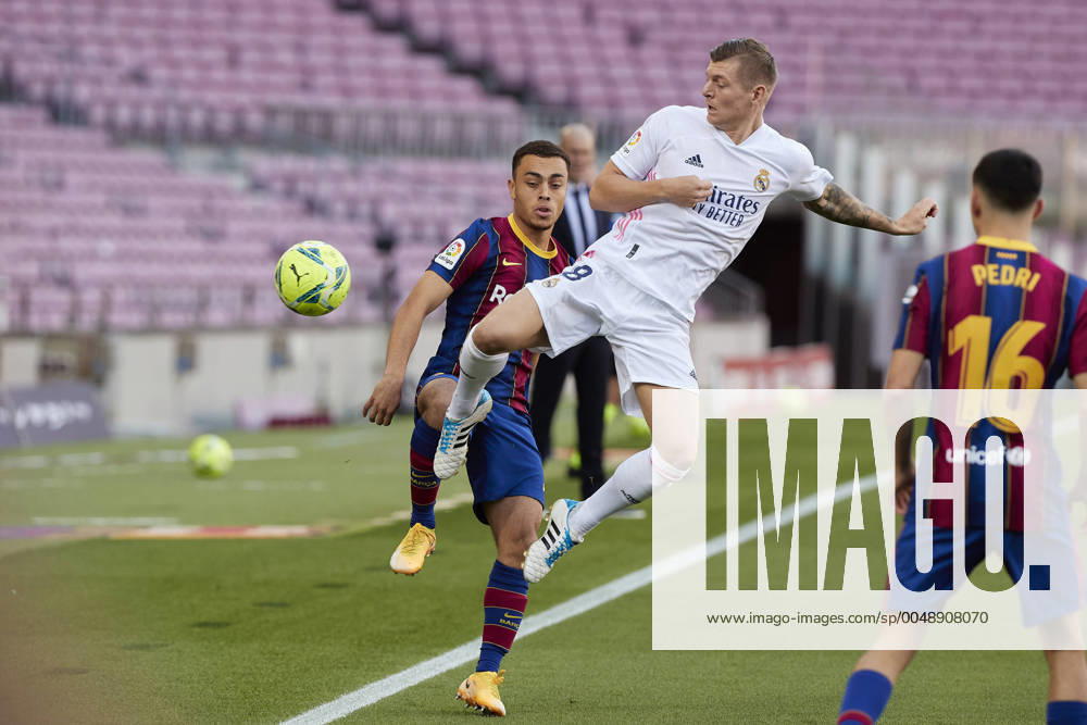 Sergino Dest of FC Barcelona, Barca in action with Toni Kroos of Real Madrid during the Liga match between FC Barcelona and Real Madrid at Camp Nou on October, 24 2020 in Barcelona, Spain. Barcelona Spain - ZUMAd159 20201024_zia_d159_024