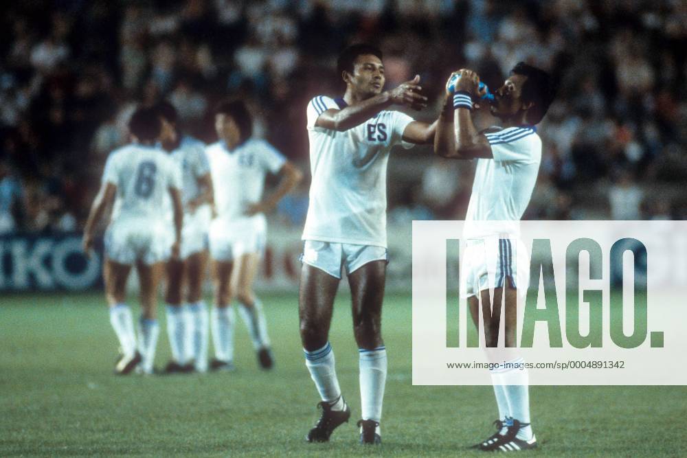 Spieler aus El Salvador erfrischen sich während des Spiels Fußball WM Herren WM 1982, Länderspiel, Nationalteam, Nationaltrikot, Gruppe Elche