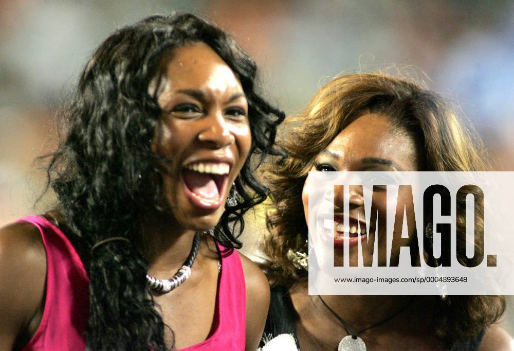 Miami Dolphins minority team owners Venus (L) and Serena Williams (USA) - MIA2009092108