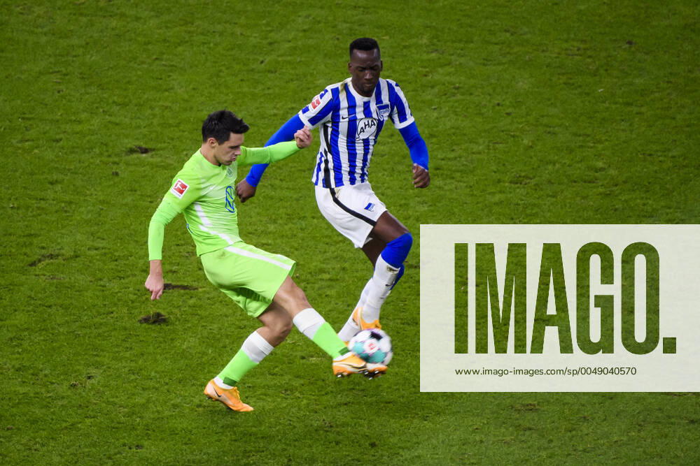 Fussball 1 Bundesliga, Hertha BSC Berlin VfL Wolfsburg, v l Josip Brekalo VfL Wolfsburg , Dodi Lukebakio Hertha BSC Berlin Berlin