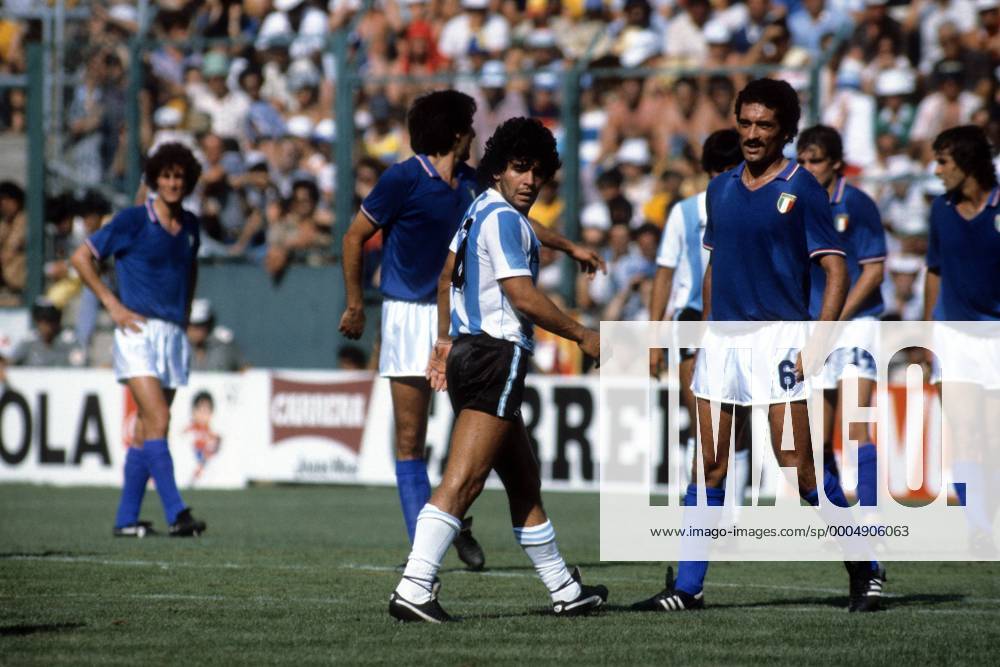 Diego Armando Maradona (Argentinien, li.) und Claudio Gentile (Italien) Fußball WM Herren WM 1982, Länderspiel, Nationalteam Gruppe Barcelona