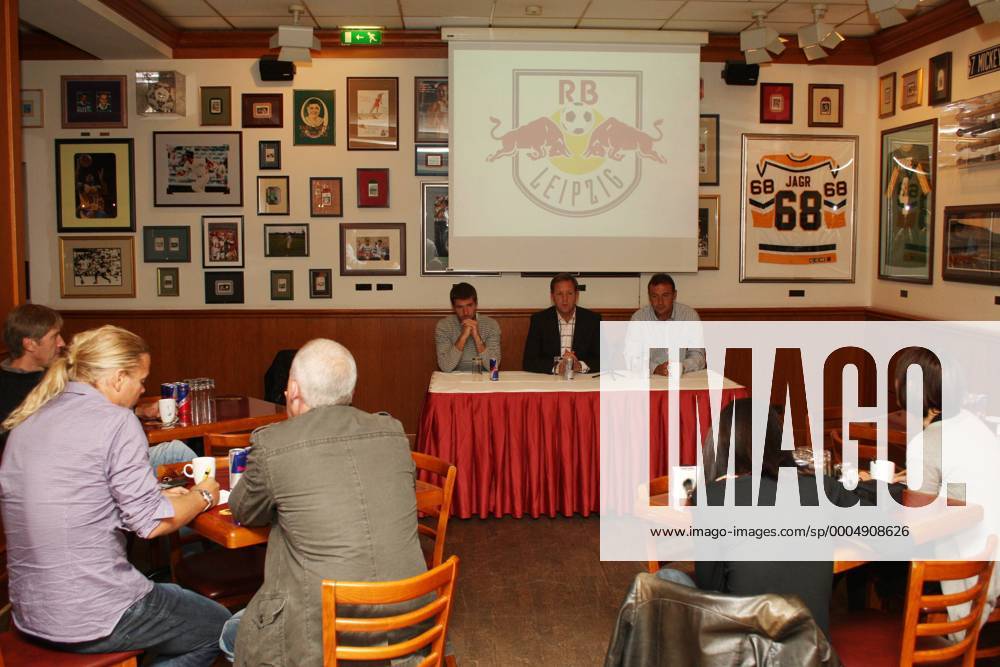 Leipzig, 25.09.2009, Fußball, NOFV Oberliga Süd, Pressekonferenz. RasenBallsport Leipzig (Red Bull), PK in der Champions Sportsbar des Marriott-Hotels vor dem bevorstehenden Spiel gegen 1.FC Lok leipzig. Podium, V.l.n.r.: Patrick Bick, Pressesprecher Hans-Georg Felder, Trainer Tino Vogel.