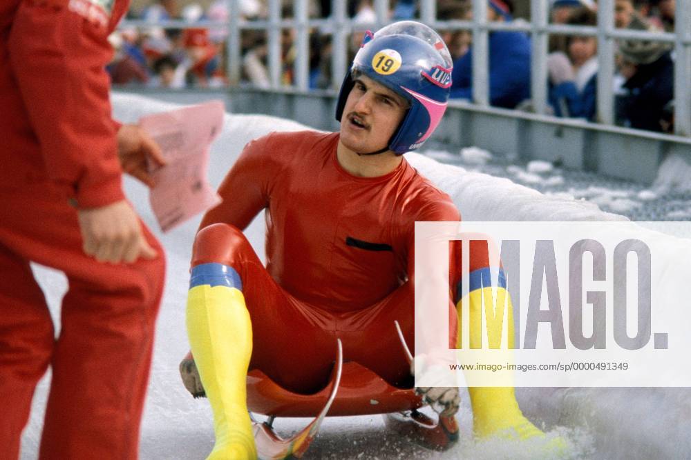 Georg Hackl (BRD) skeptisch Rennrodeln OS Winter Herren Olympische Winterspiele 1988, Olympia, Olympiade, Spiele, Rennschlittensport, Rodeln, Rennschlitten Gruppe Canada Olympic Park Calgary Skepsis,