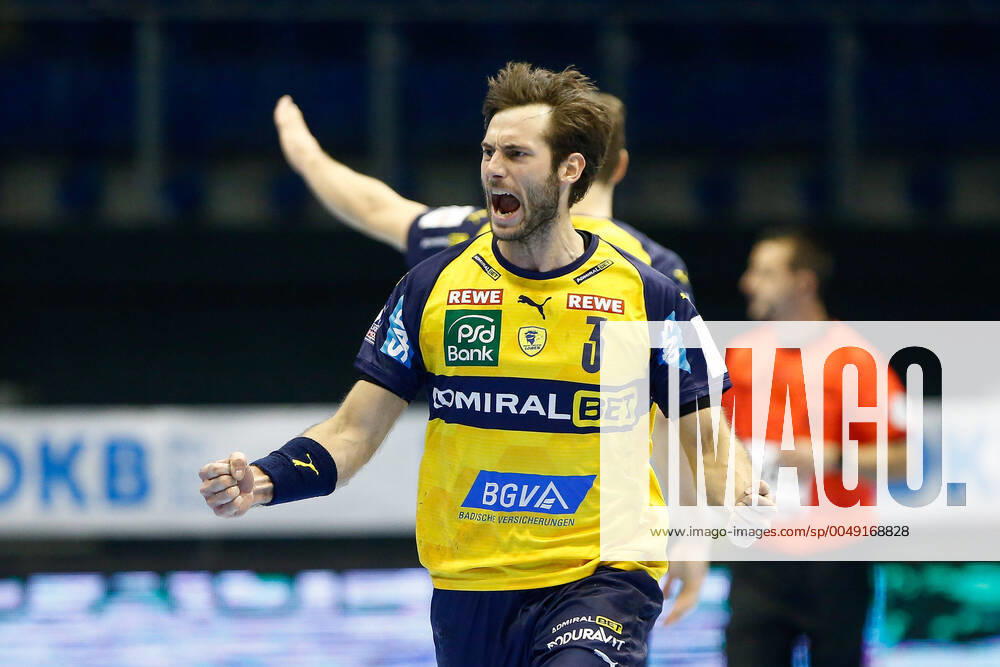 Handball Liqui Moly HBL, SC Magdeburg Rhein Neckar Loewen, from l Uwe Gensheimer Rhein Neckar Loewen, 3 cheers, goal celebration, cheers for the goal, celebrate the goal, celebration GETEC Arena