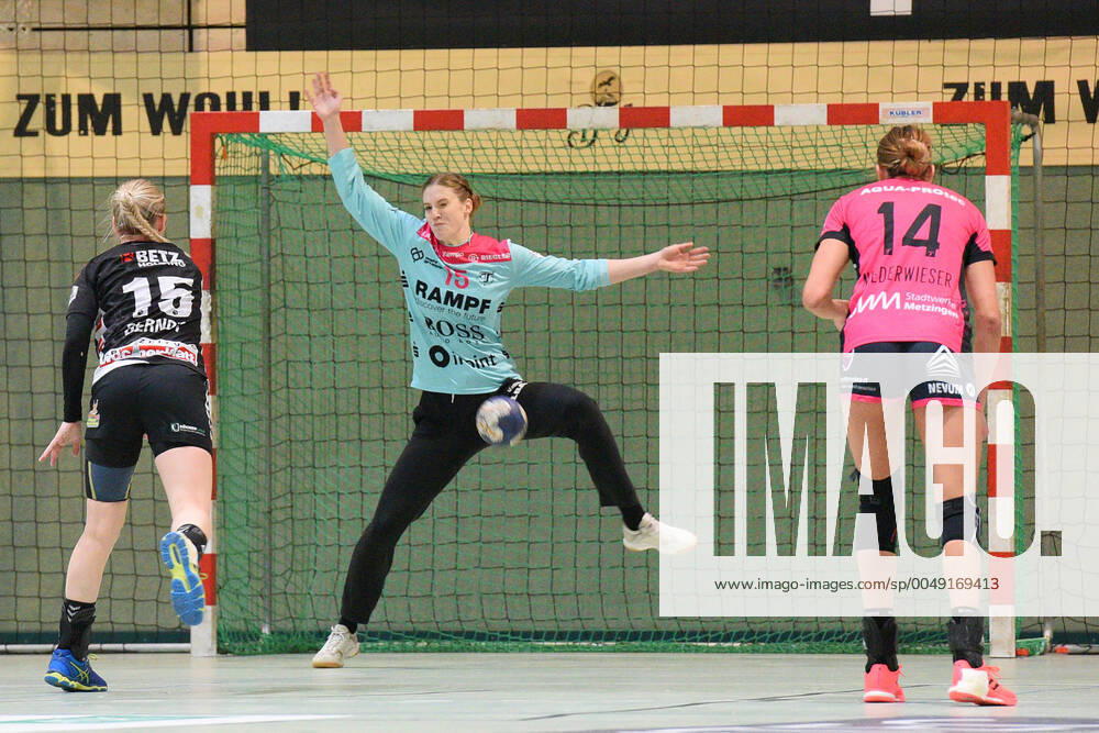 Madita Kohorst TusSies Metzingen 15 in goal against Kim Berndt HL Buchholz 08 Rosengarten 15 TusSies Metzingen vs HL Buchholz 08 Rosengarten Handball, HBF, Ligapiel , 11 11 2020, Foto TBaur Eibner TusSies Metzingen vs HL Buchholz 08 Rosengarten Handball, HBF, Ligapiel , 11 11 11 2020 Metzingen