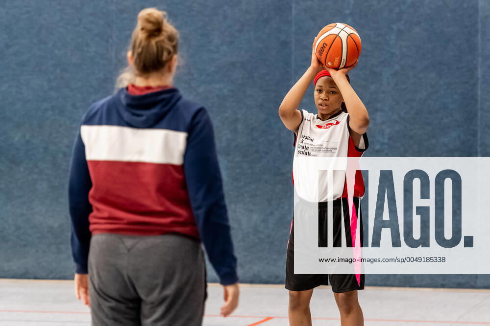 Klaudia Grudzien 23, GISA Lions SV Halle also has a coaching license and teaches the basketball talents of the 5 and 6 class of the sports school Basketball 1 Bundesliga ERDGAS Sportarena Halle Saale 12 11 2020 Photo Holger John Sachsen Anhalt Germany