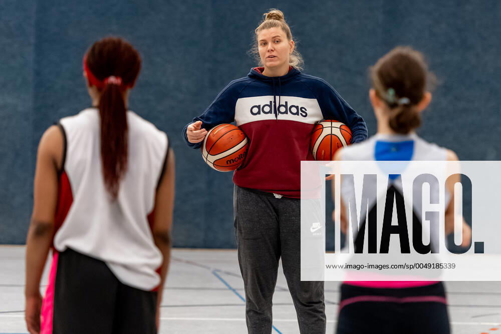 Klaudia Grudzien 23, GISA Lions SV Halle also has a coaching license and teaches the basketball talents of the 5 and 6 class of the sports school Basketball 1 Bundesliga ERDGAS Sportarena Halle Saale 12 11 2020 Photo Holger John Sachsen Anhalt Germany