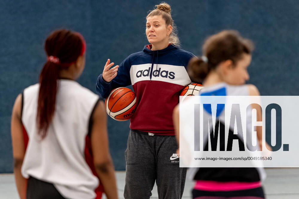 Klaudia Grudzien 23, GISA Lions SV Halle also has a coaching license and teaches the basketball talents of the 5 and 6 class of the sports school Basketball 1 Bundesliga ERDGAS Sportarena Halle Saale 12 11 2020 Photo Holger John Sachsen Anhalt Germany