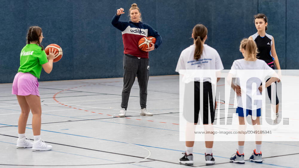 Klaudia Grudzien 23, GISA Lions SV Halle also has a coaching license and teaches the basketball talents of the 5 and 6 class of the sports school Basketball 1 Bundesliga ERDGAS Sportarena Halle Saale 12 11 2020 Photo Holger John Sachsen Anhalt Germany