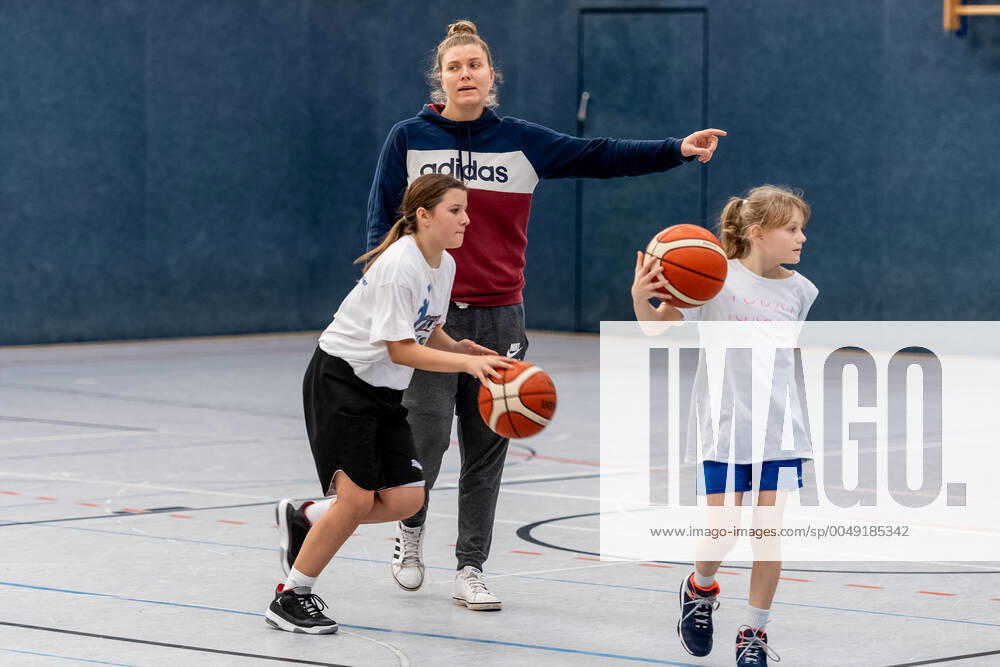 Klaudia Grudzien 23, GISA Lions SV Halle also has a coaching license and teaches the basketball talents of the 5 and 6 class of the sports school Basketball 1 Bundesliga ERDGAS Sportarena Halle Saale 12 11 2020 Photo Holger John Sachsen Anhalt Germany