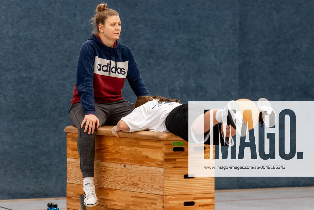 Klaudia Grudzien 23, GISA Lions SV Halle also has a coaching license and teaches the basketball talents of the 5 and 6 class of the sports school Basketball 1 Bundesliga ERDGAS Sportarena Halle Saale 12 11 2020 Photo Holger John Sachsen Anhalt Germany
