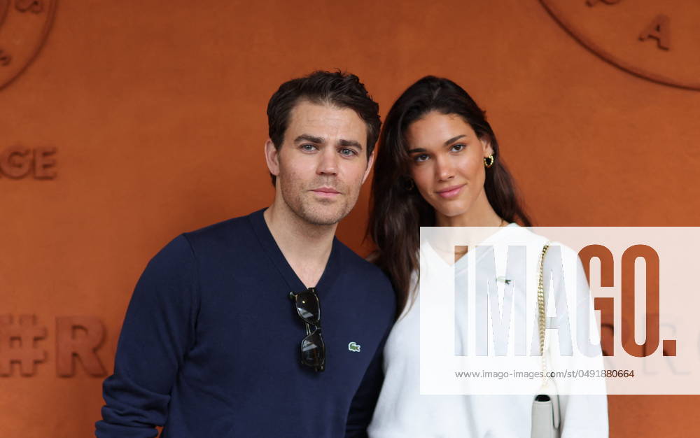 DJ Les cÃ lÃ britÃ s au village lors des Internationaux de France de Roland Garros 2024 Ã Paris Paul Wesley et sa compagne Nathalie Kuckenburg Les cÃ lÃ britÃ s au village lors des Internationaux de France de Roland Garros 2024 Ã Paris Le 28 mai 2024 Jacovides Moreau Bestimage People at the Village during the Roland Garros International Tennis Championships in Paris, France On May 28th, 2024 Paris France