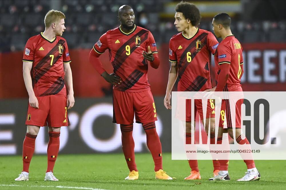 LEUVEN, BELGIUM - NOVEMBER 15 : Romelu Lukaku forward of Belgium and Kevin De Bruyne forward of Belgium talking to Youri Tielemans midfielder of Belgium during the UEFA Nations League match group stage final tournament - League A - Group 2 between Belgium and England on November 15, 2020 in Leuven, Belgium, 15 11 2020 ( Photo by Nico Vereecken Photo News FOOTBALL : UEFA Nations League - League A - Group 2 - Belgique vs Angleterre - 15 11 2020 PHOTONEWS PANORAMIC