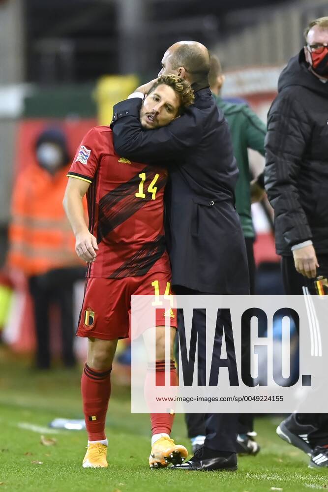 LEUVEN, BELGIUM - NOVEMBER 15 : Roberto Martinez head coach of Belgian Team comforts Dries Mertens forward of Belgium during the UEFA Nations League match group stage final tournament - League A - Group 2 between Belgium and England on November 15, 2020 in Leuven, Belgium, 15 11 2020 ( Photo by Nico Vereecken Photo News FOOTBALL : UEFA Nations League - League A - Group 2 - Belgique vs Angleterre - 15 11 2020 PHOTONEWS PANORAMIC