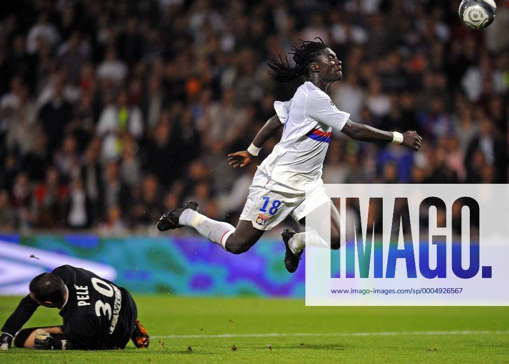Bafetimbi Gomis (Olympique Lyon, R) gegen Yohann Pele (FC Toulouse) - PanxCastano -