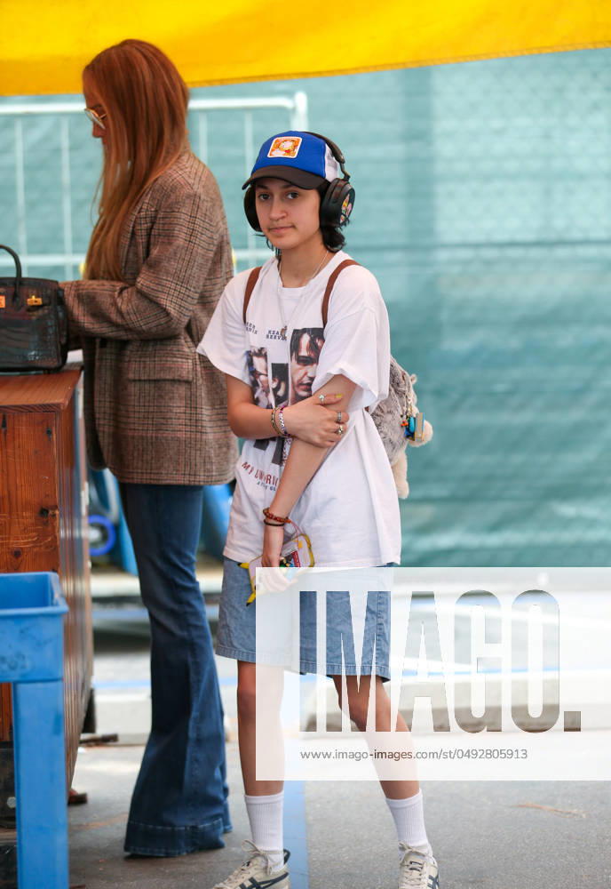 Jennifer Lopez and Emme Maribel Muniz visit a Flea Market Featuring: Jennifer Lopez and Emme Maribel Muniz Where: Los Angeles, California, United States When: 02 Jun 2024 Credit: BauerGriffin INSTARimages . NOT FOR USE BY NEWSPAPERS BASED IN THE UK.