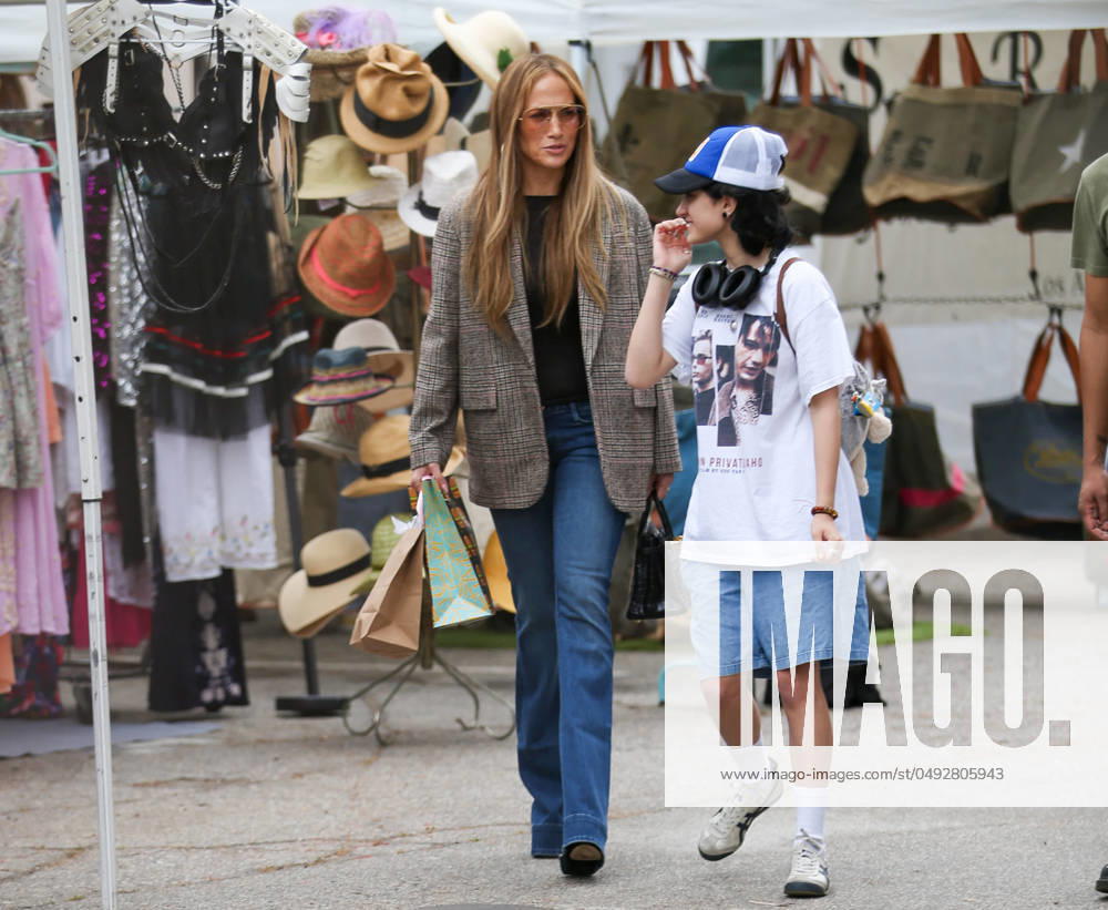 Jennifer Lopez and Emme Maribel Muniz visit a Flea Market Featuring: Jennifer Lopez and Emme Maribel Muniz Where: Los Angeles, California, United States When: 02 Jun 2024 Credit: BauerGriffin INSTARimages . NOT FOR USE BY NEWSPAPERS BASED IN THE UK.
