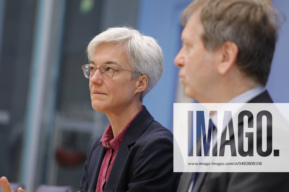 Dr Brigitte Knopf, Deputy Chairwoman of the Expert Council for Climate Issues ERK , Director of Zukunft KlimaSozial , Prof Dr Hans Martin Henning, Chairman of the Expert Council for Climate Issues ERK , Director Fraunhofer ISE, Germany, Berlin, Federal Press Conference, Topic Special report on the review of greenhouse gas projection data 2024
