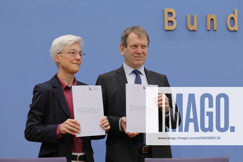 Dr Brigitte Knopf, Deputy Chairwoman of the Expert Council for Climate Issues ERK , Director of Zukunft KlimaSozial , Prof Dr Hans Martin Henning, Chairman of the Expert Council for Climate Issues ERK , Director Fraunhofer ISE, Germany, Berlin, Federal Press Conference, Topic Special report on the review of greenhouse gas projection data 2024