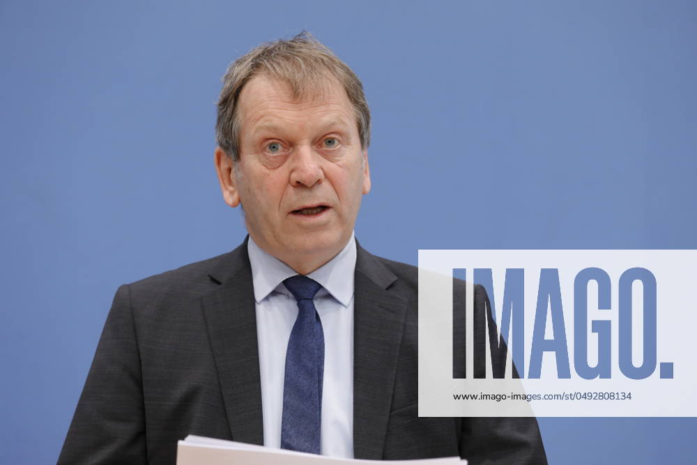 Prof. Dr. Hans Martin Henning, Chairman of the Expert Council for Climate Issues ERK , Director Fraunhofer ISE, Germany, Berlin, Federal Press Conference, Topic Special report on the review of greenhouse gas projection data 2024