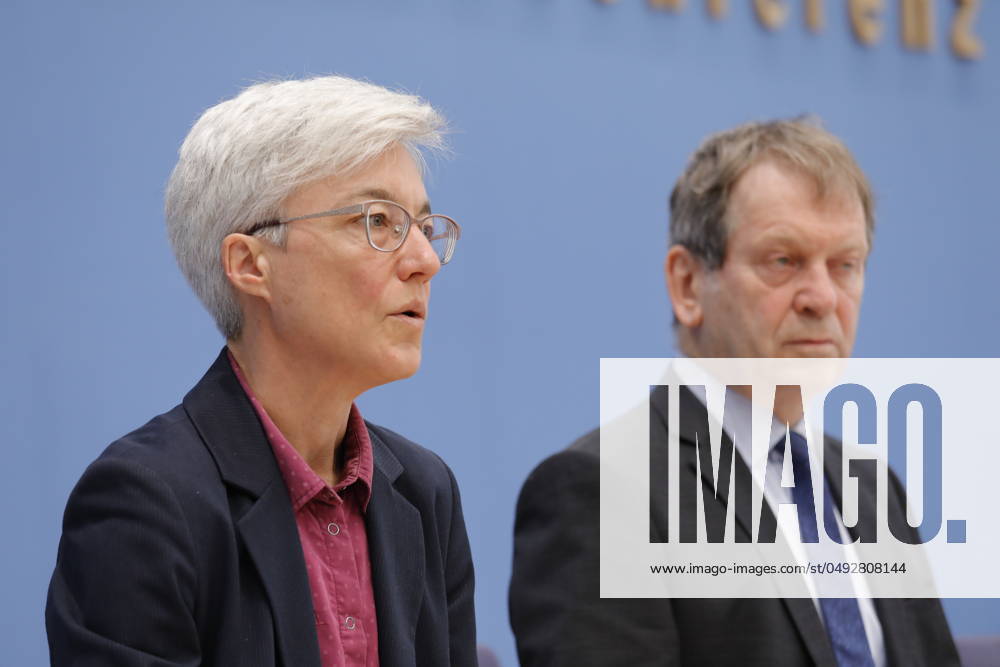 Dr Brigitte Knopf, Deputy Chairwoman of the Expert Council for Climate Issues ERK , Director of Zukunft KlimaSozial , Prof Dr Hans Martin Henning, Chairman of the Expert Council for Climate Issues ERK , Director Fraunhofer ISE, Germany, Berlin, Federal Press Conference, Topic Special report on the review of greenhouse gas projection data 2024