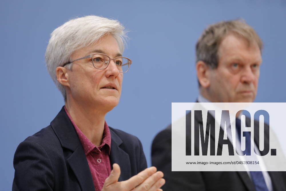 Dr Brigitte Knopf, Deputy Chairwoman of the Expert Council for Climate Issues ERK , Director of Zukunft KlimaSozial , Prof Dr Hans Martin Henning, Chairman of the Expert Council for Climate Issues ERK , Director Fraunhofer ISE, Germany, Berlin, Federal Press Conference, Topic Special report on the review of greenhouse gas projection data 2024