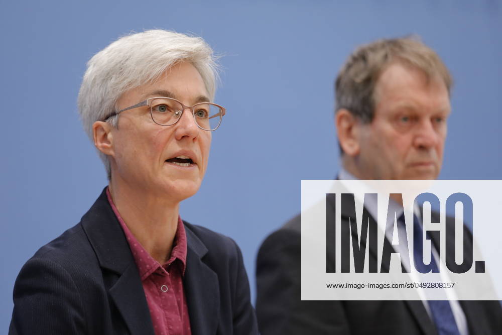 Dr Brigitte Knopf, Deputy Chairwoman of the Expert Council for Climate Issues ERK , Director of Zukunft KlimaSozial , Prof Dr Hans Martin Henning, Chairman of the Expert Council for Climate Issues ERK , Director Fraunhofer ISE, Germany, Berlin, Federal Press Conference, Topic Special report on the review of greenhouse gas projection data 2024