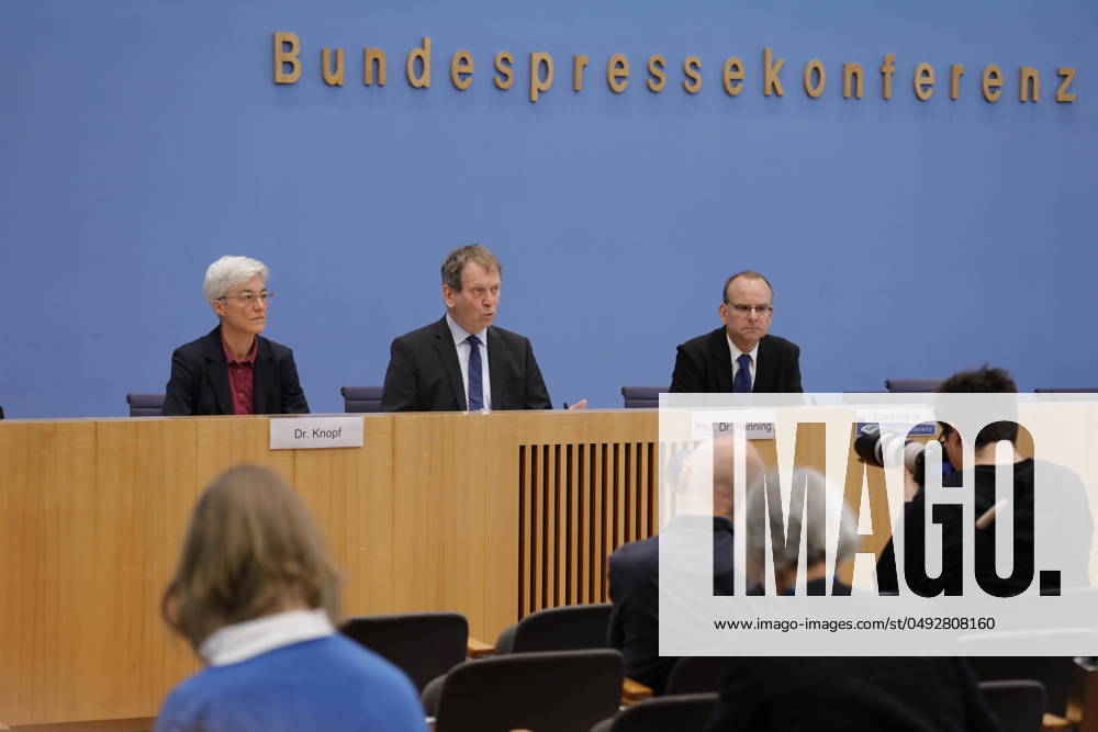 Dr Brigitte Knopf, Deputy Chairwoman of the Expert Council for Climate Issues ERK , Director of Zukunft KlimaSozial , Prof Dr Hans Martin Henning, Chairman of the Expert Council for Climate Issues ERK , Director Fraunhofer ISE, Germany, Berlin, Federal Press Conference, Topic Special report on the review of greenhouse gas projection data 2024