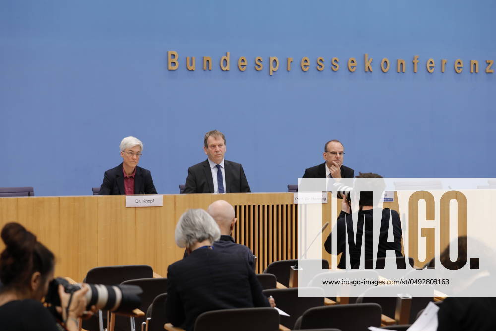 Dr Brigitte Knopf, Deputy Chairwoman of the Expert Council for Climate Issues ERK , Director of Zukunft KlimaSozial , Prof Dr Hans Martin Henning, Chairman of the Expert Council for Climate Issues ERK , Director Fraunhofer ISE, Germany, Berlin, Federal Press Conference, Topic Special report on the review of greenhouse gas projection data 2024