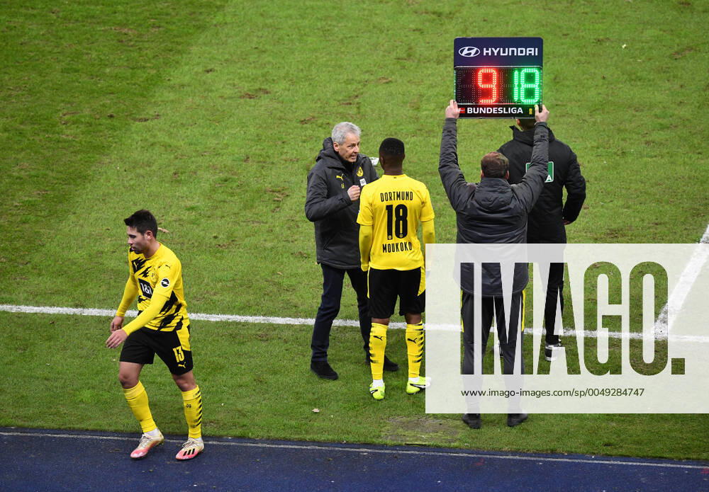 Football, men, 1 Bundesliga, season 2020 21, 8 matchday , Hertha BSC Borussia Dortmund, from l Raphael Guerreiro Borussia Dortmund , Coach Lucien Favre Borussia Dortmund , Youssoufa Moukoko Borussia Dortmund , 21 11 2020,