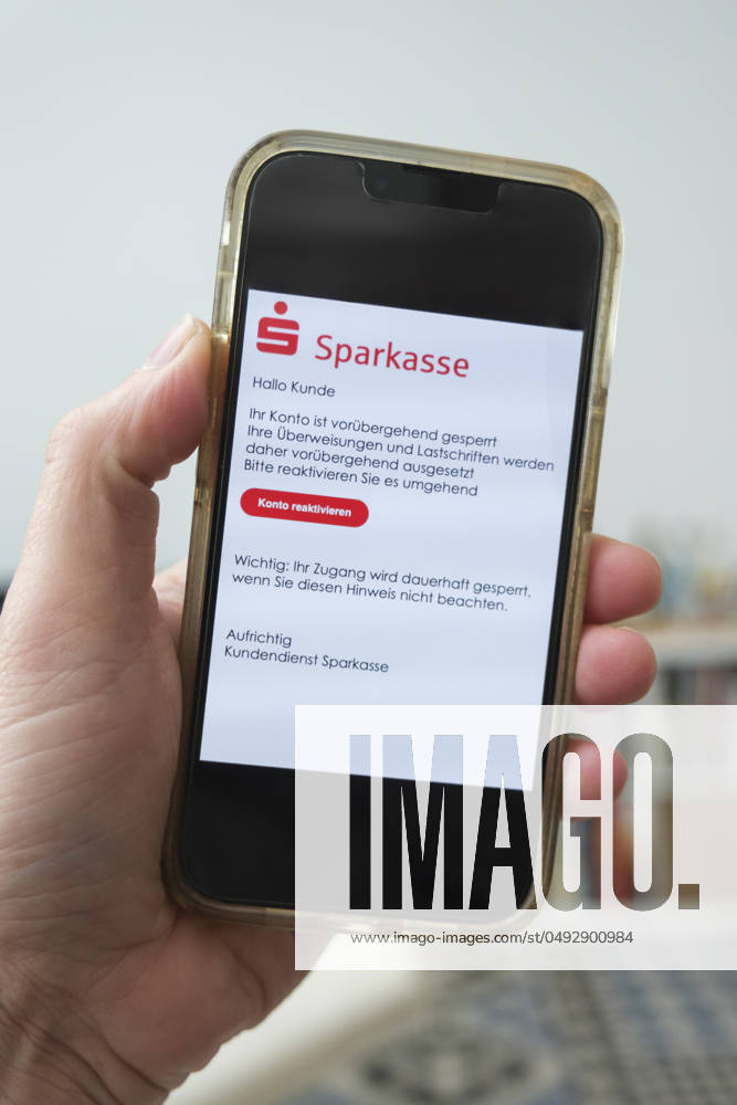 Fraudulent phishing email on a mobile phone requesting an important update for Sparkasse banking software Nordrhein-Westfalen Deutschland, Germany GMS16018